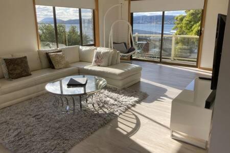 Spacious Modern Home Outstanding Views Sleeps 9 Hobart Exteriér fotografie